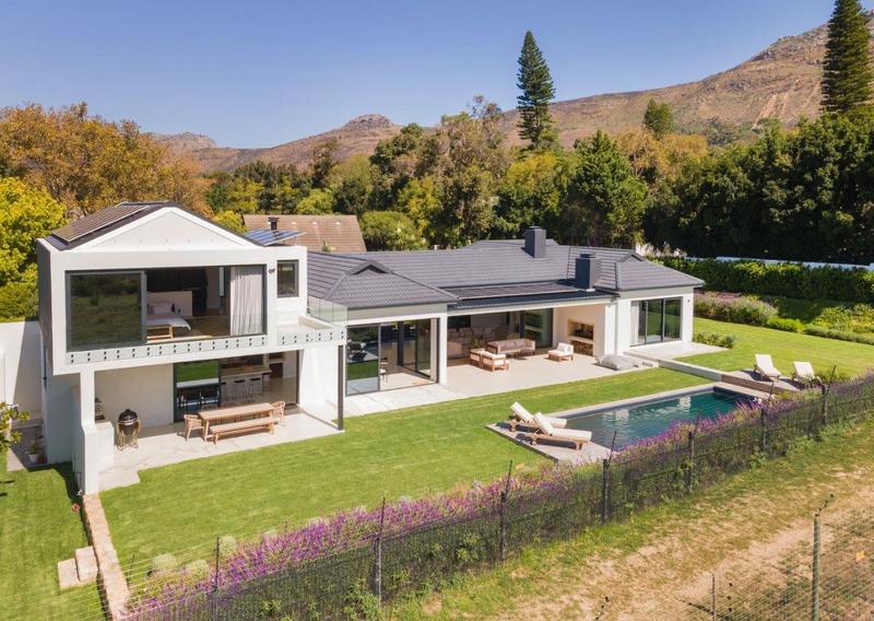 4 Bedroom Property for Sale in Zwaanswyk Western Cape